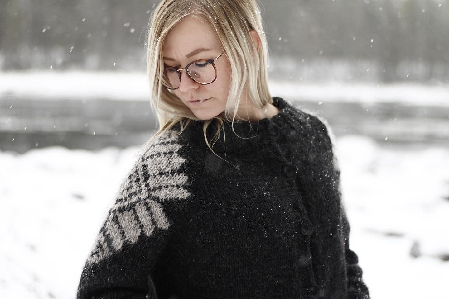 Укороченный кардиган спицами регланом