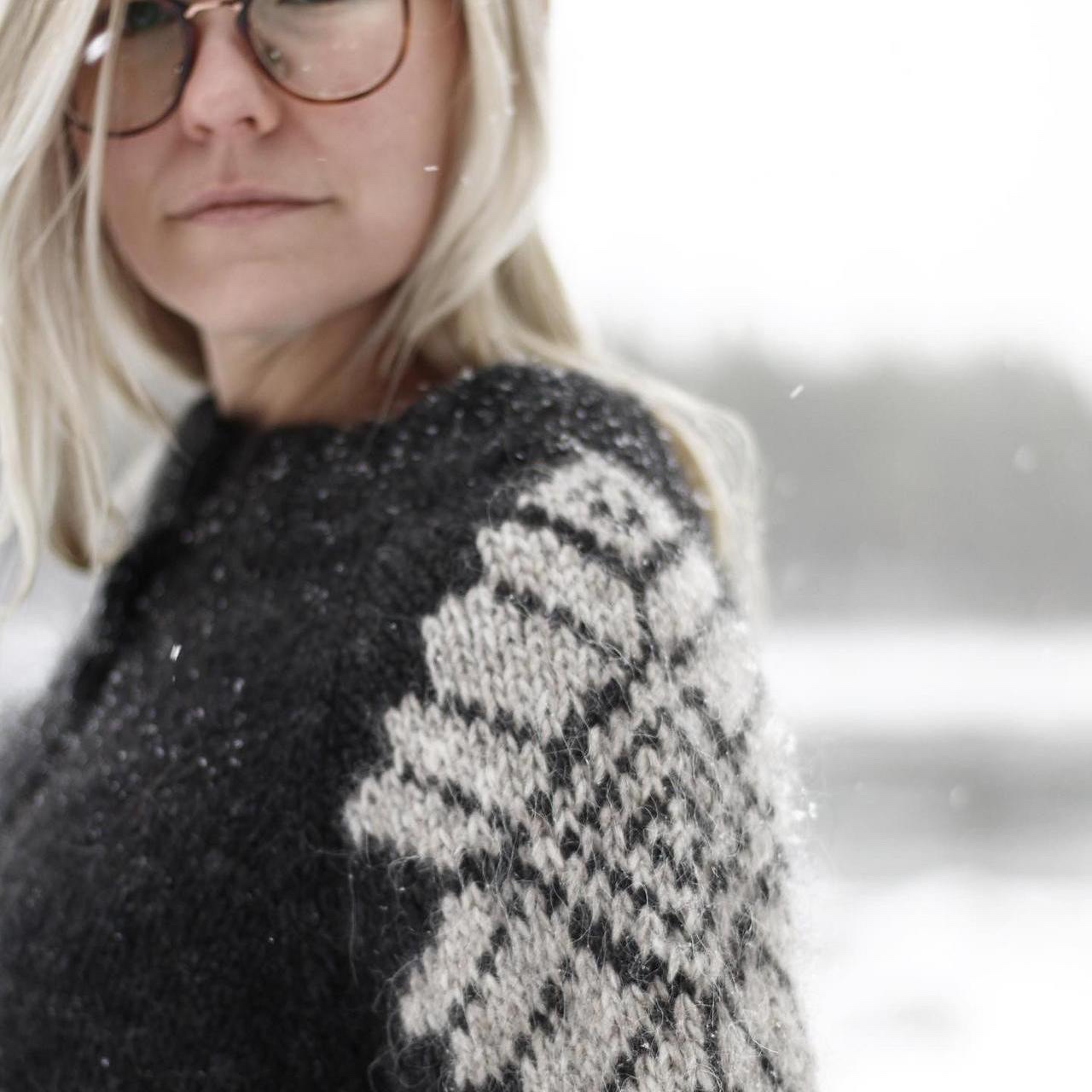 Красивый кардиган с жаккардом по плечам