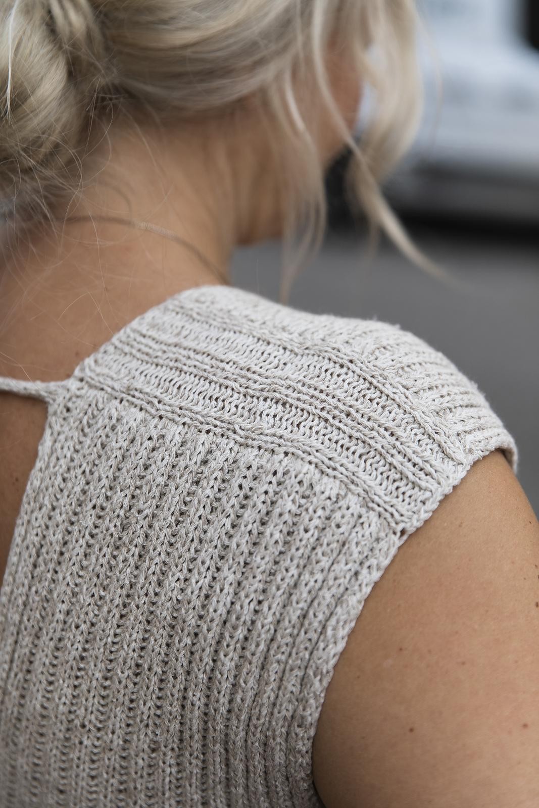 Платье с интересными элементами плеча