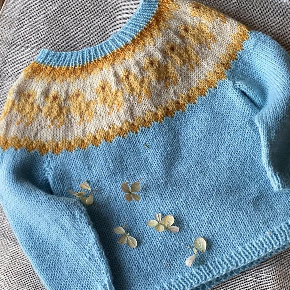 Детский свитер с утятами Duckling связанный спицами снизу вверх