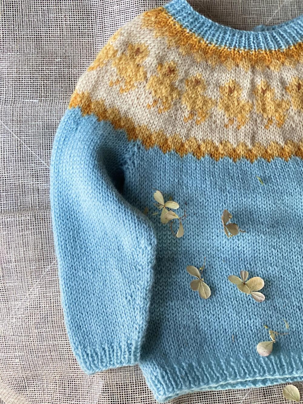 Свитер спицами, связанный снизу вверх