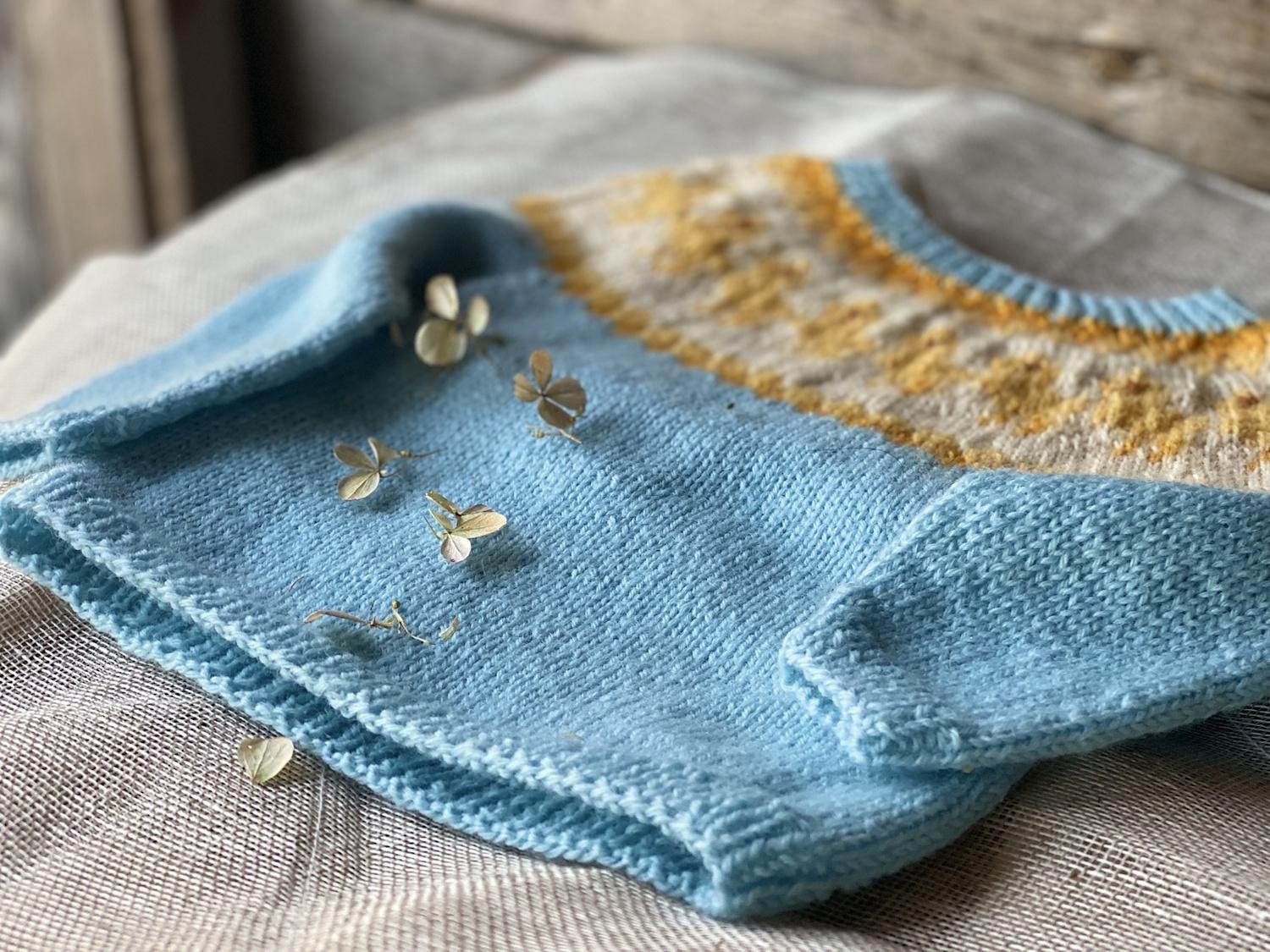 Детский свитер с круглой кокеткой спицами