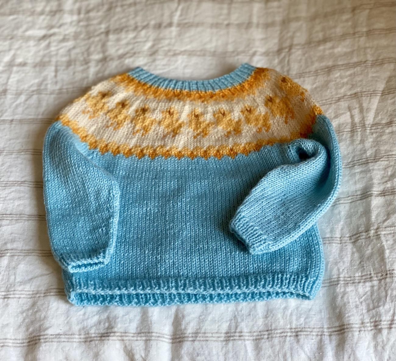 Детский пуловер на круглой кокетке с жаккардом спицами