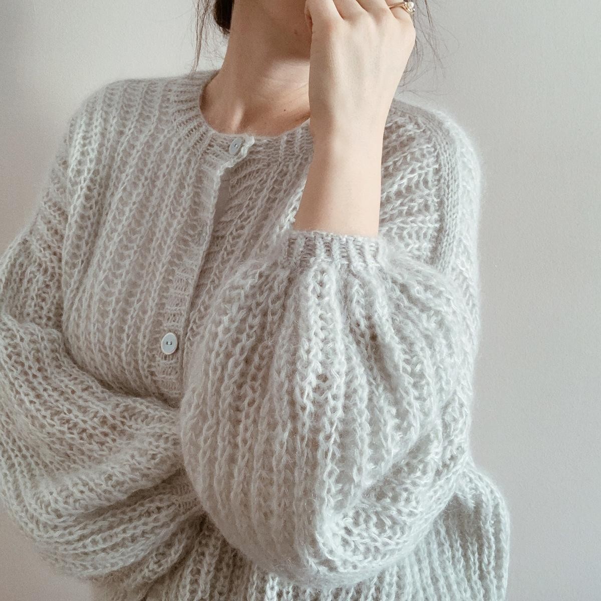 Кардиган с рукавами баллон спицами одной деталью