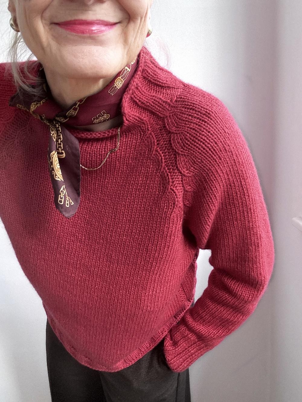 Пуловер с длинными рукавами спицами