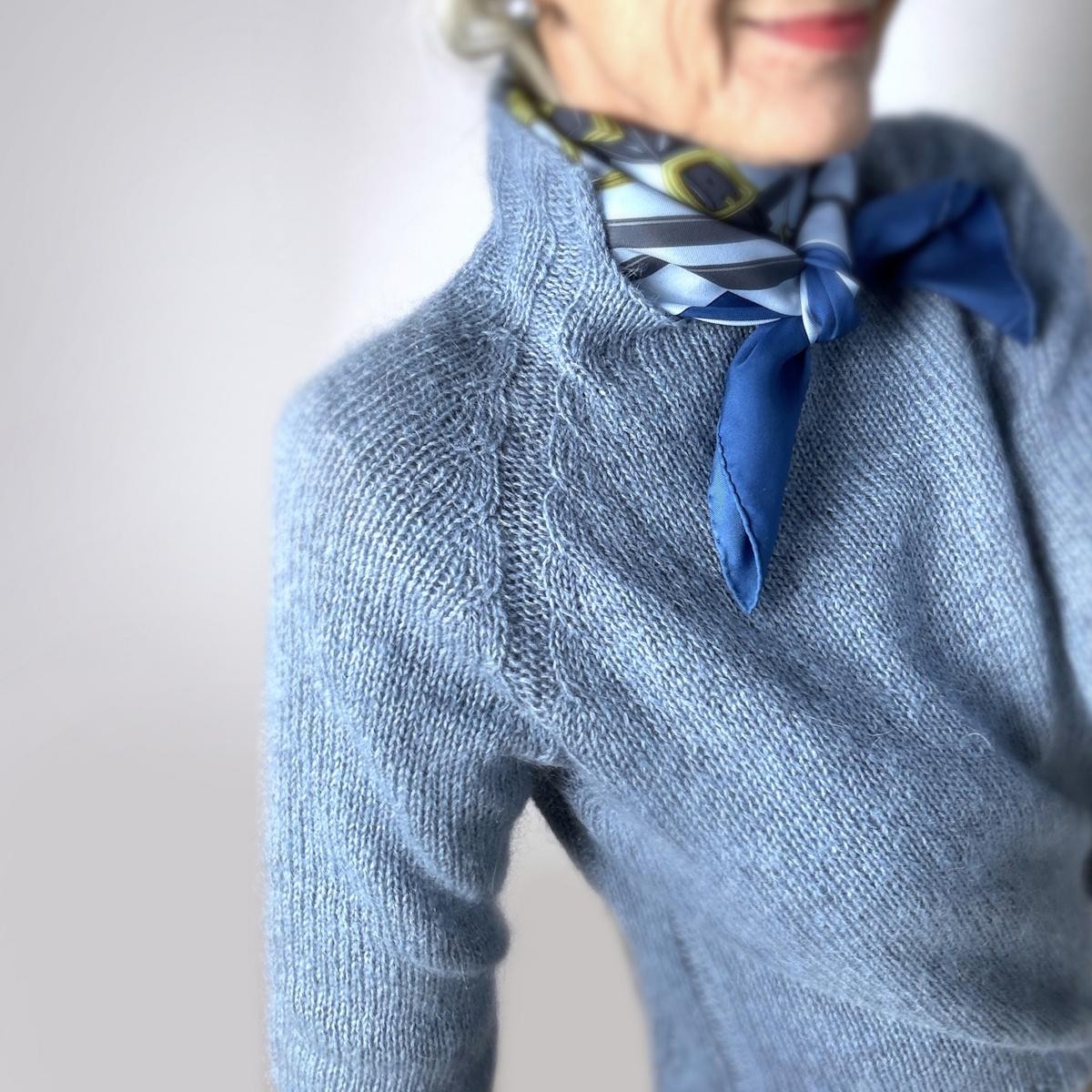 Стильный и простой пуловер, связанный спицами