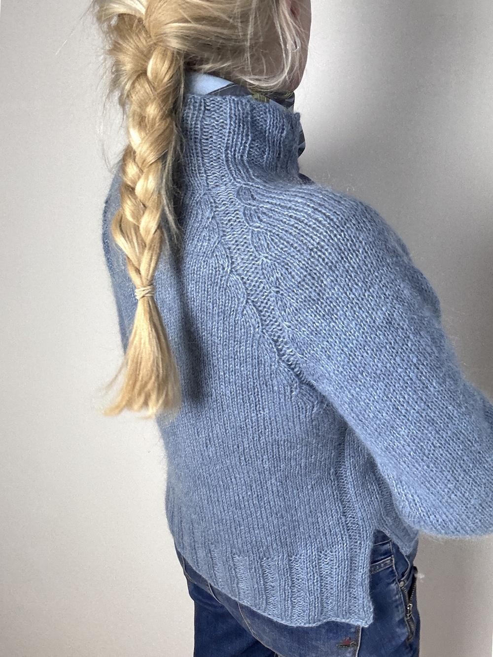 Пуловер спицами с разрезами по низу изделия