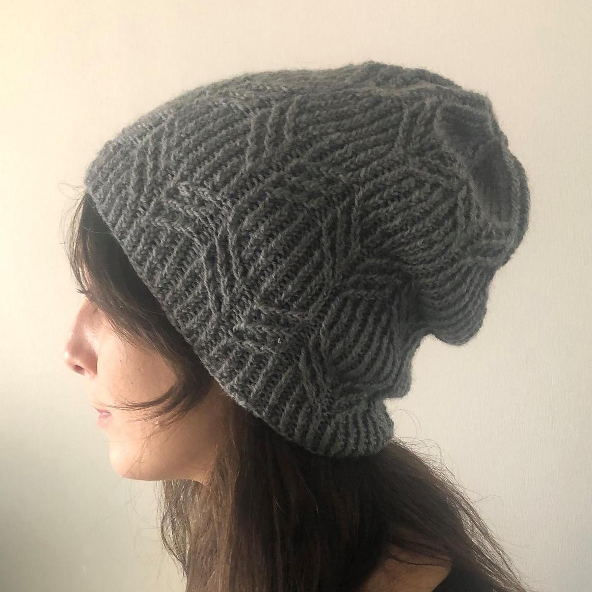 Шапка бини с узором из кос спицами Twisted Cables