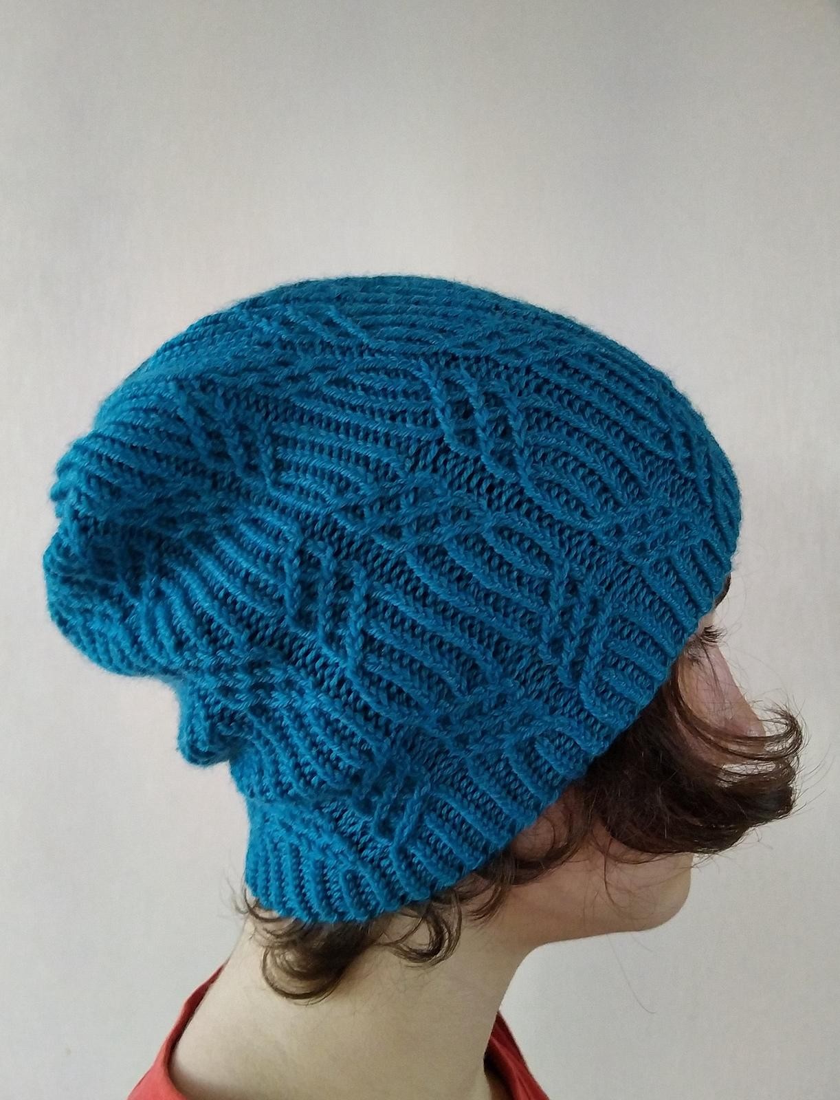 Шапка бини с интересным узором спицами