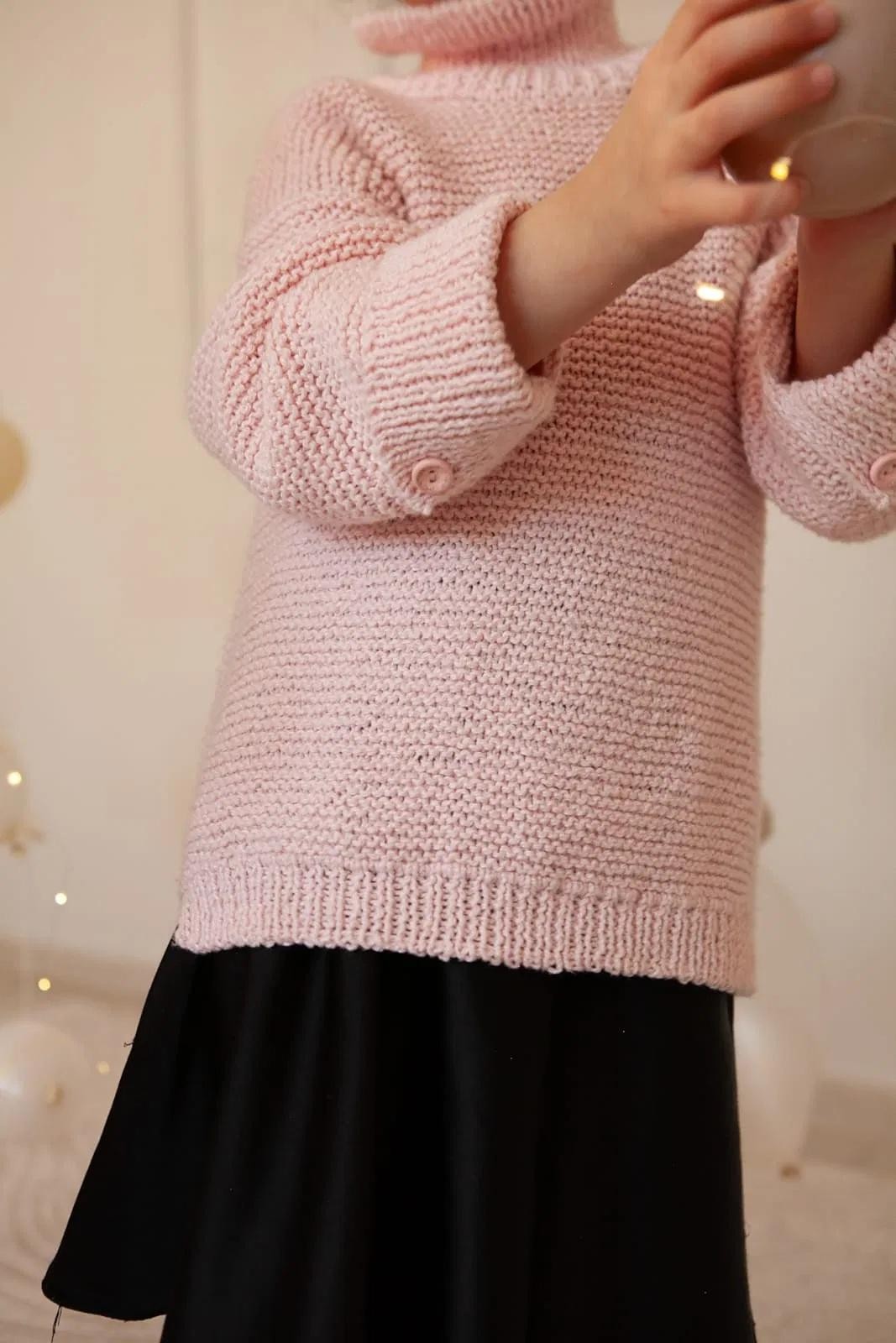 Милый детский свитер спицами на пуговицах