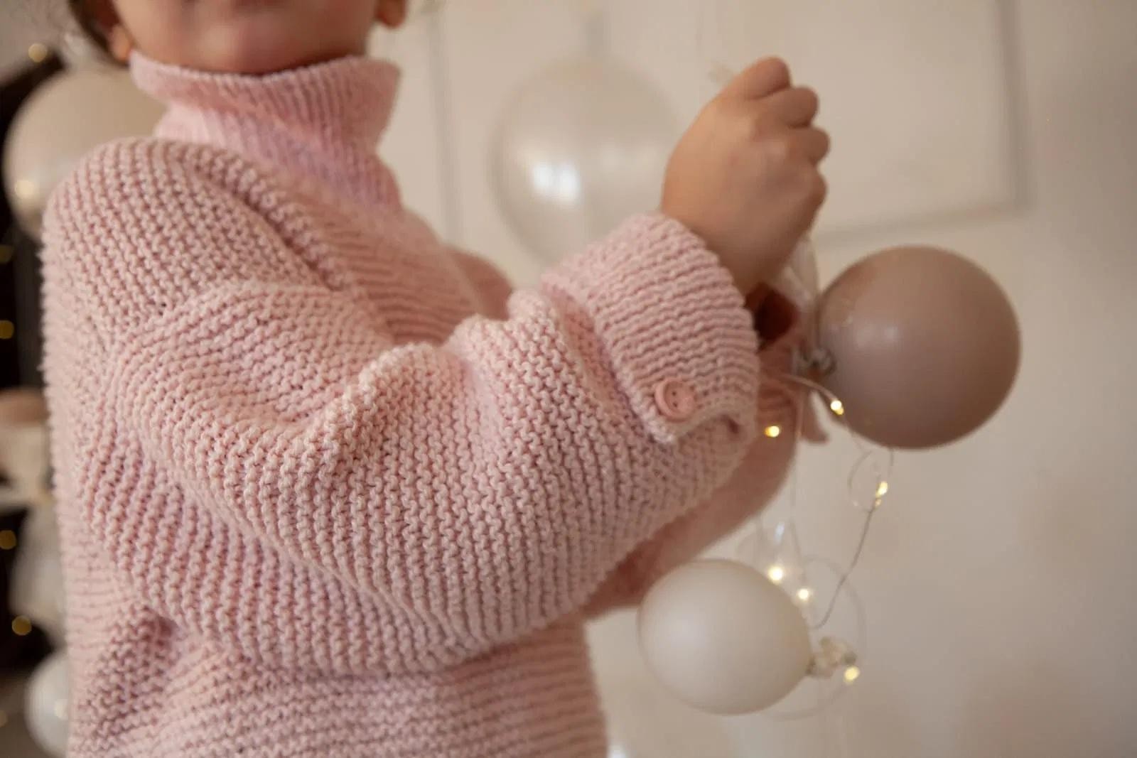 Свитер спицами покроя японское плечо для детей