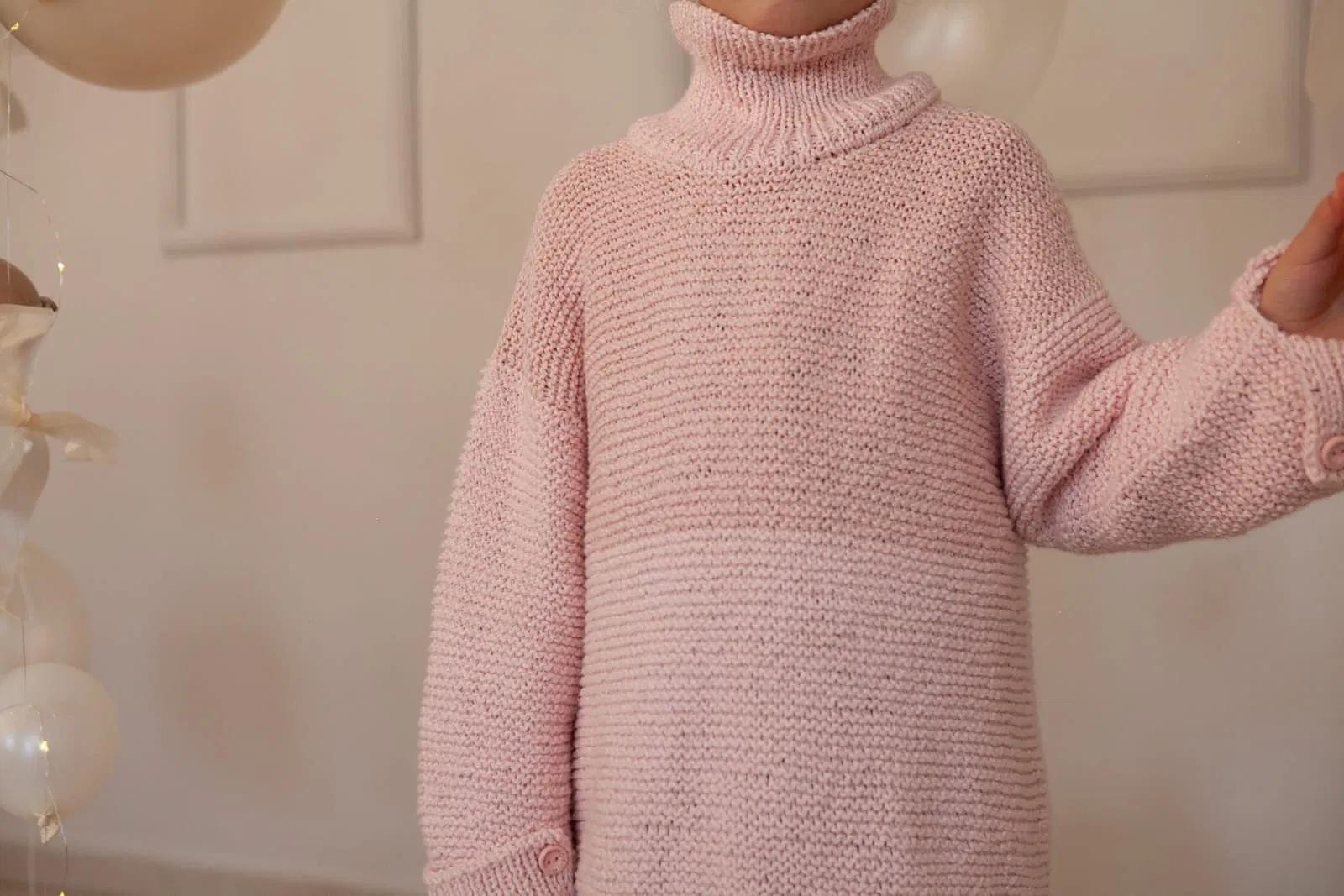 Простой свитер для девочек с воротником