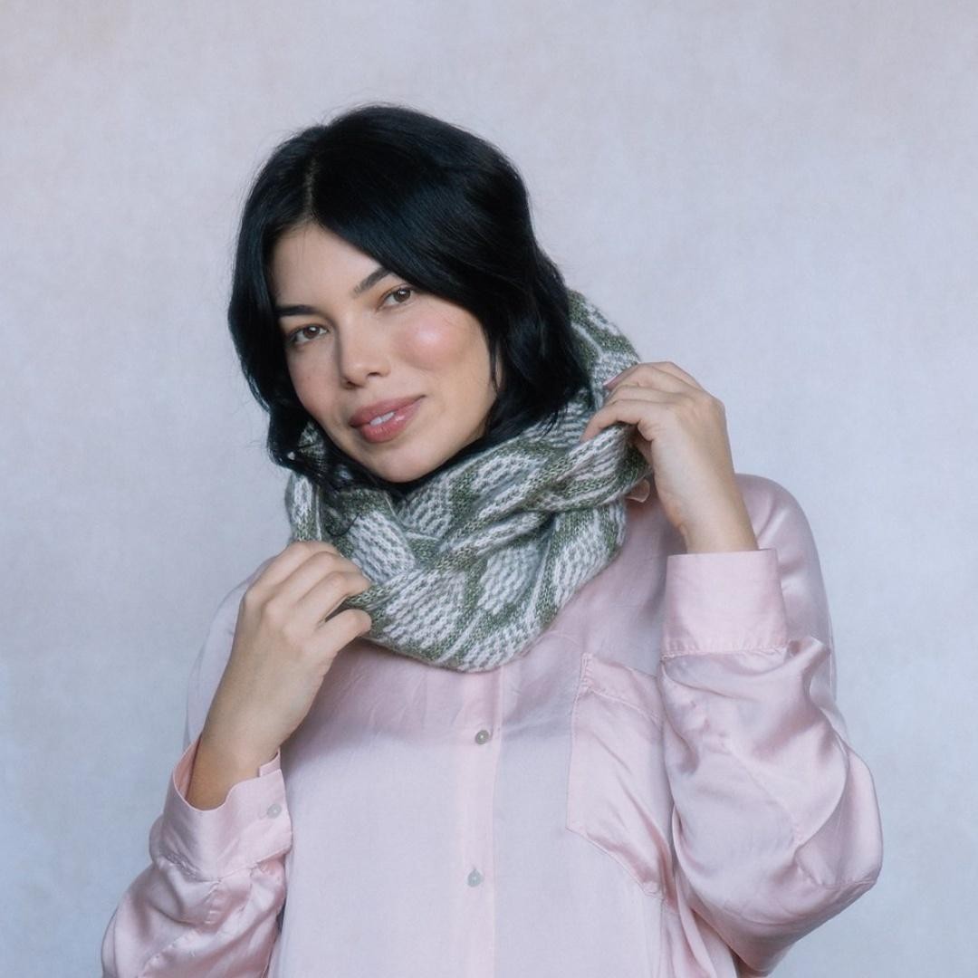 Шарф-снуд из пряжи с альпака спицами