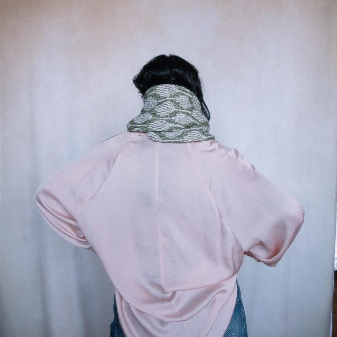 Снуд спицами с узором из листьев