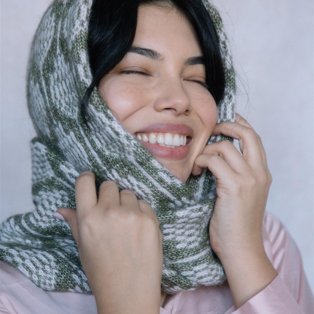 Снуд-труба с жаккардовым узором спицами