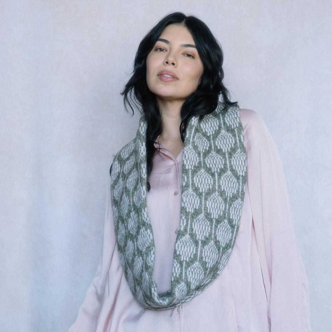 Снуд двухцветным узором спицами