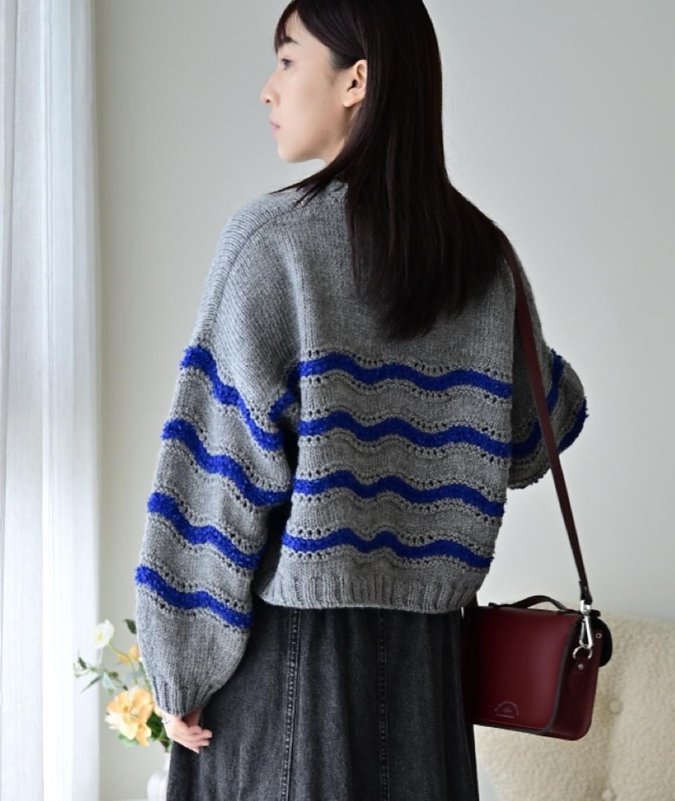 Пуловер спицами со спущенным плечом