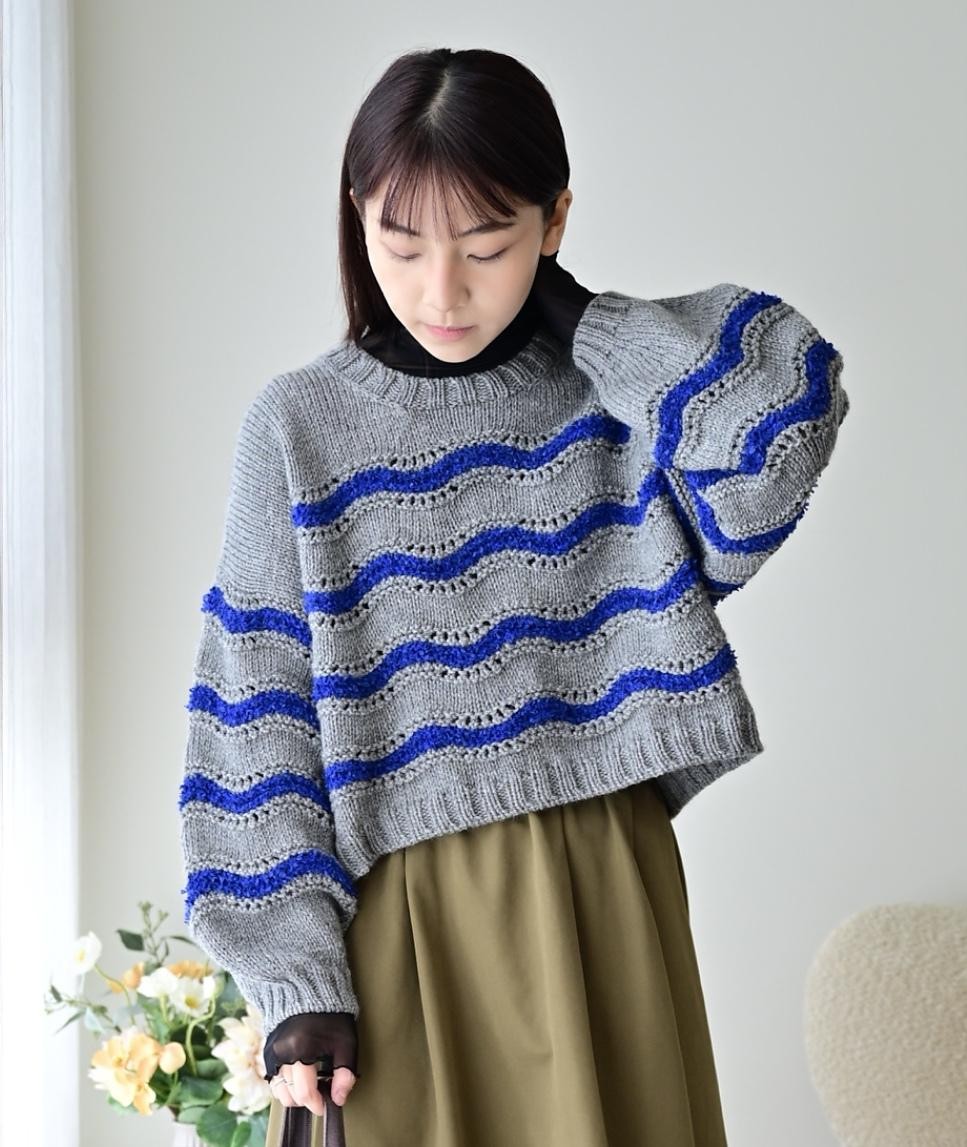 Свободный пуловер спицами с необычным узором