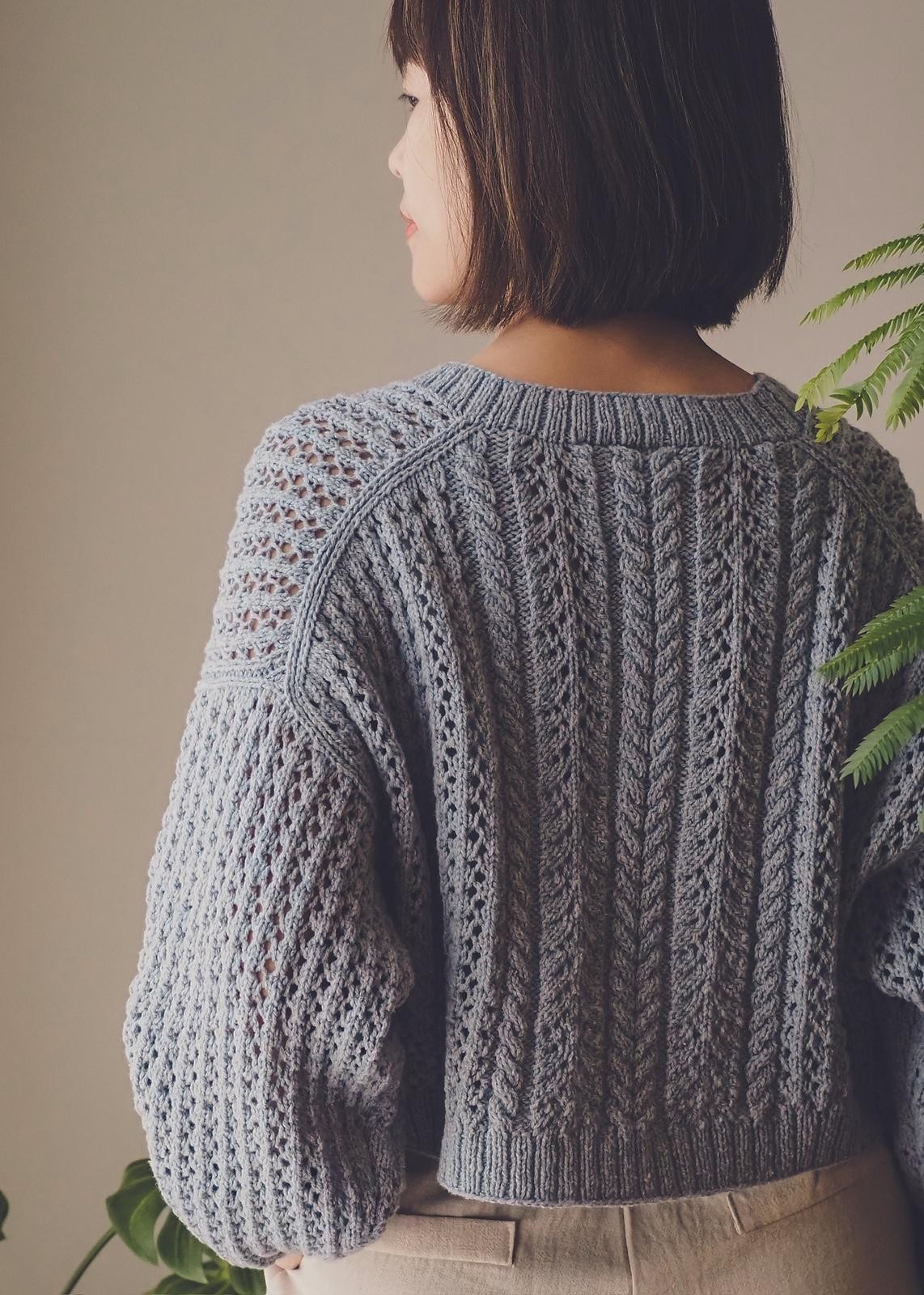 Пуловер, связанный спицами сверху вниз без швов