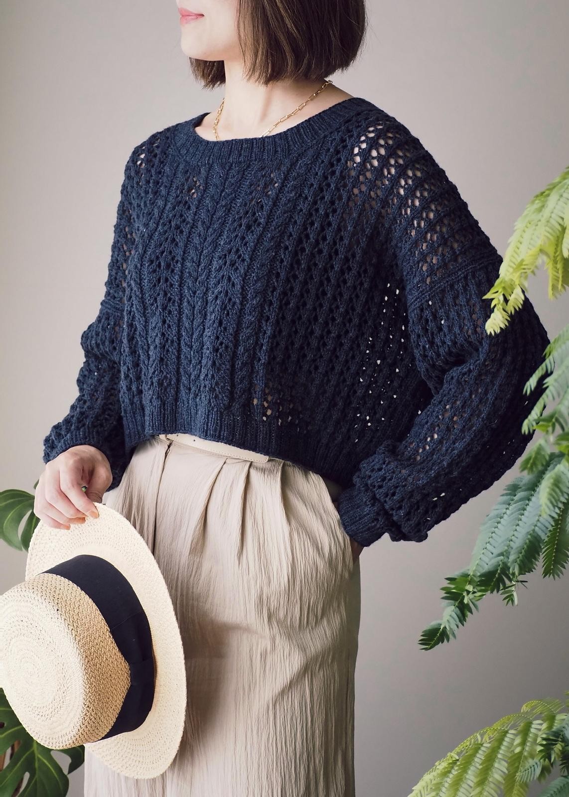 Укороченный женский пуловер с ажуром и косой