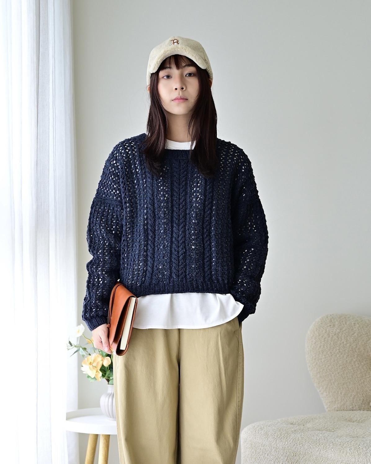 Пуловер с центральной косой спицами