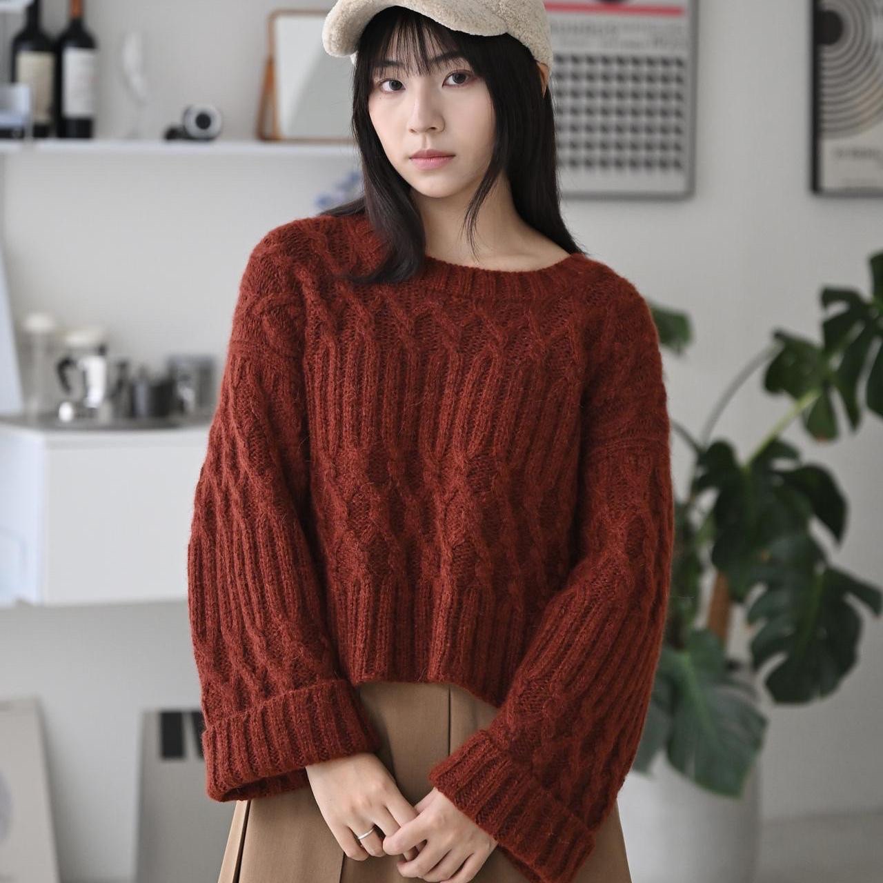 Свободный свитер с косами спицами сверху Rima