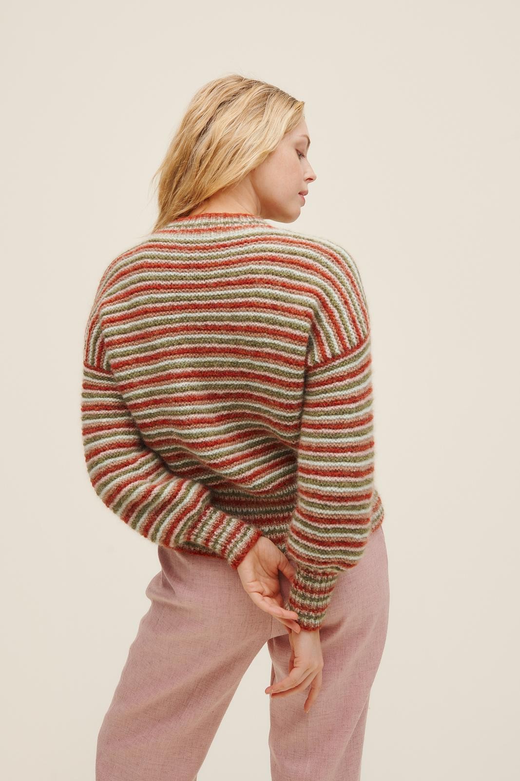 Красивый свитер спицами с пышными рукавами