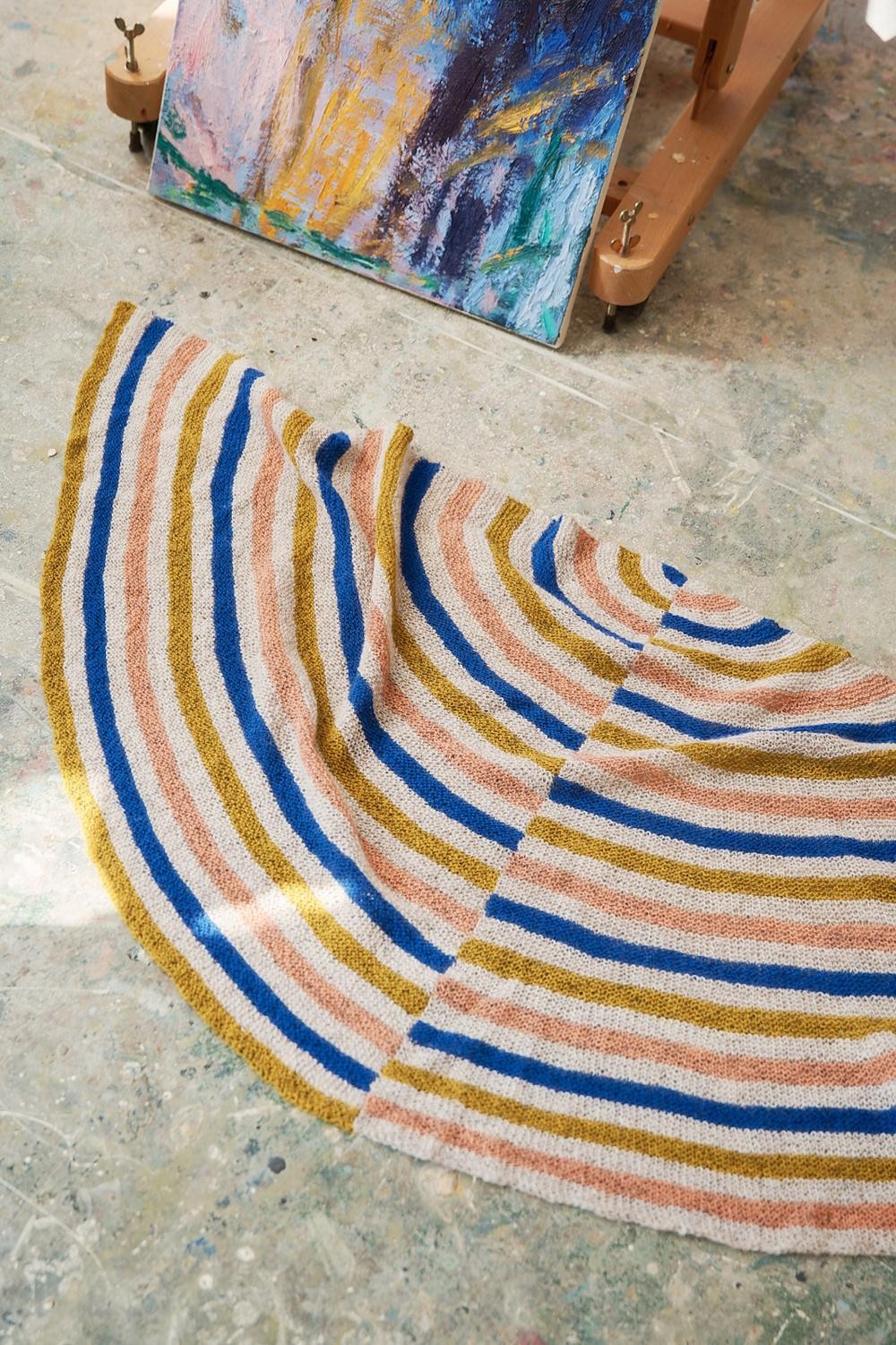 Шаль спицами  с полосками интарсией