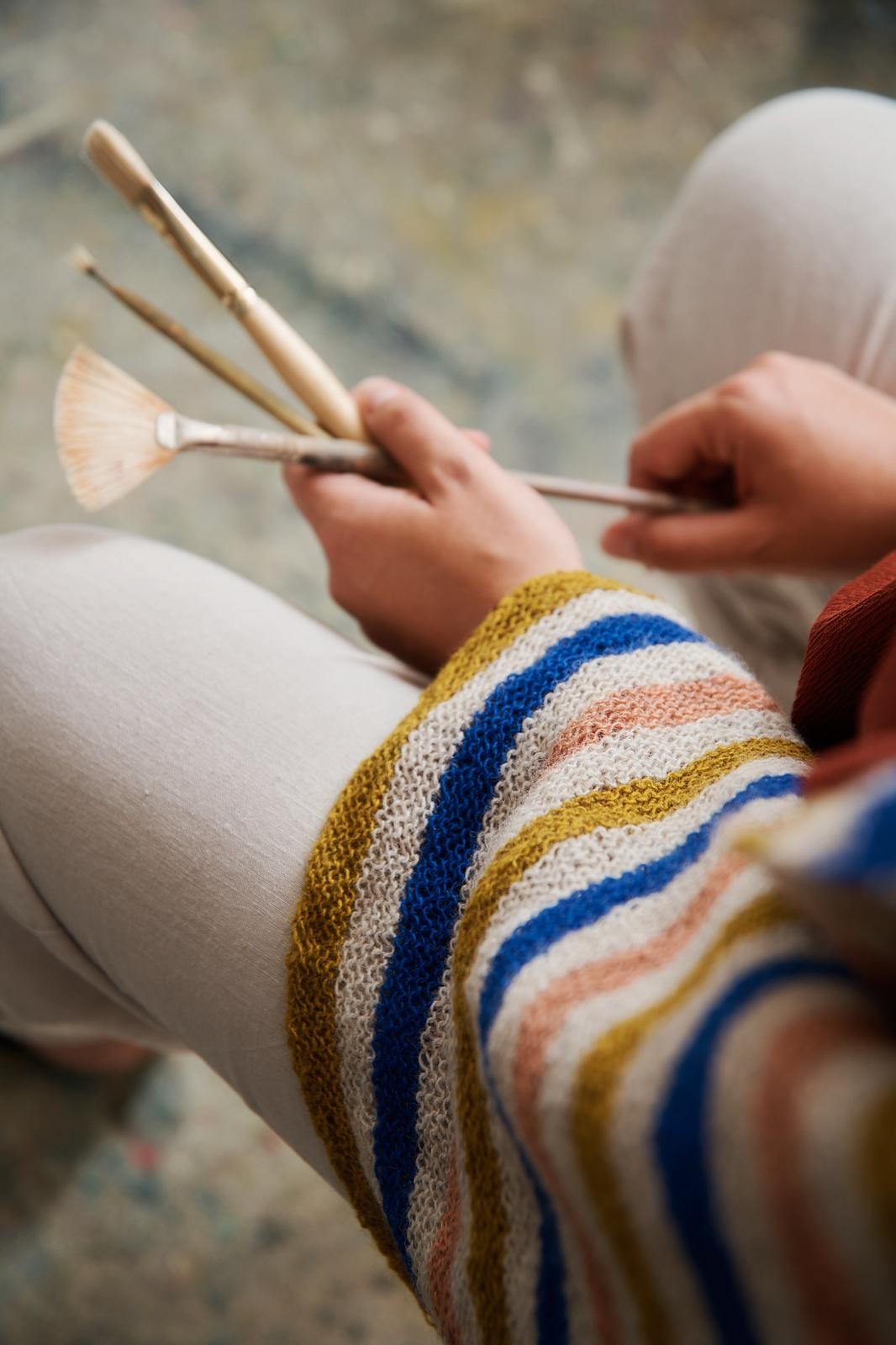 Шаль с контрастными полосками спицами от центра