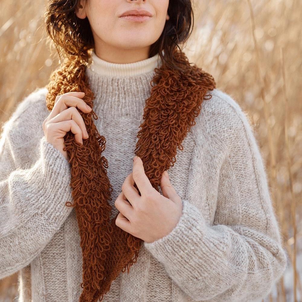 Забавный треугольный шарф спицами Clement