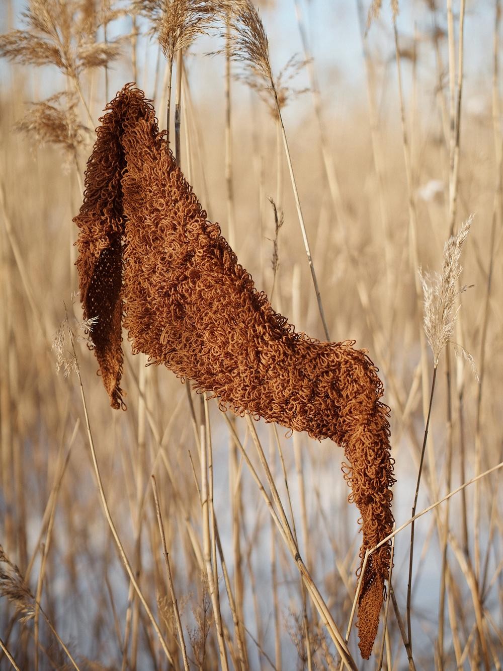 Шарф спицами с узором вытянутых петель