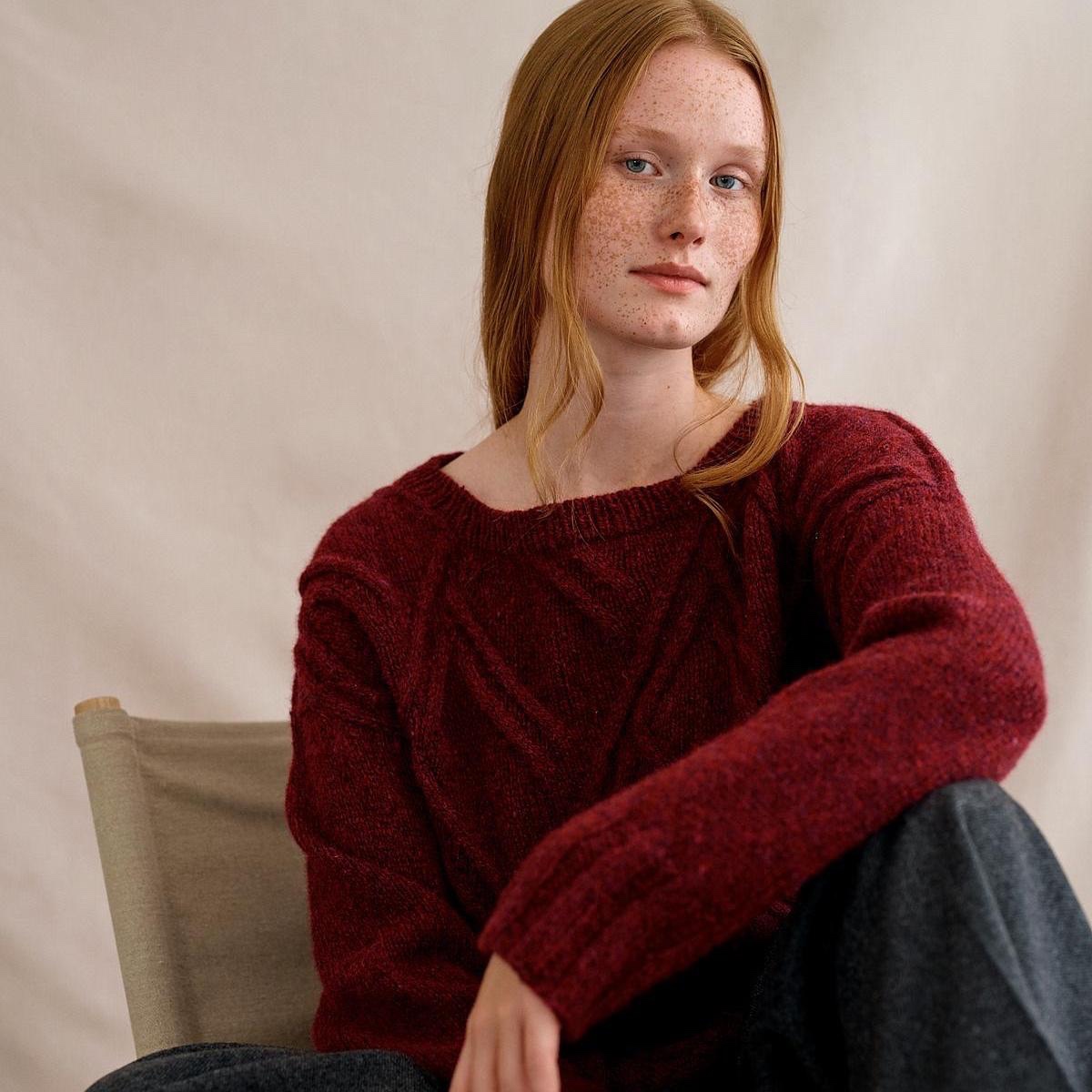 Пуловер с широким вырезом горловыины спицами