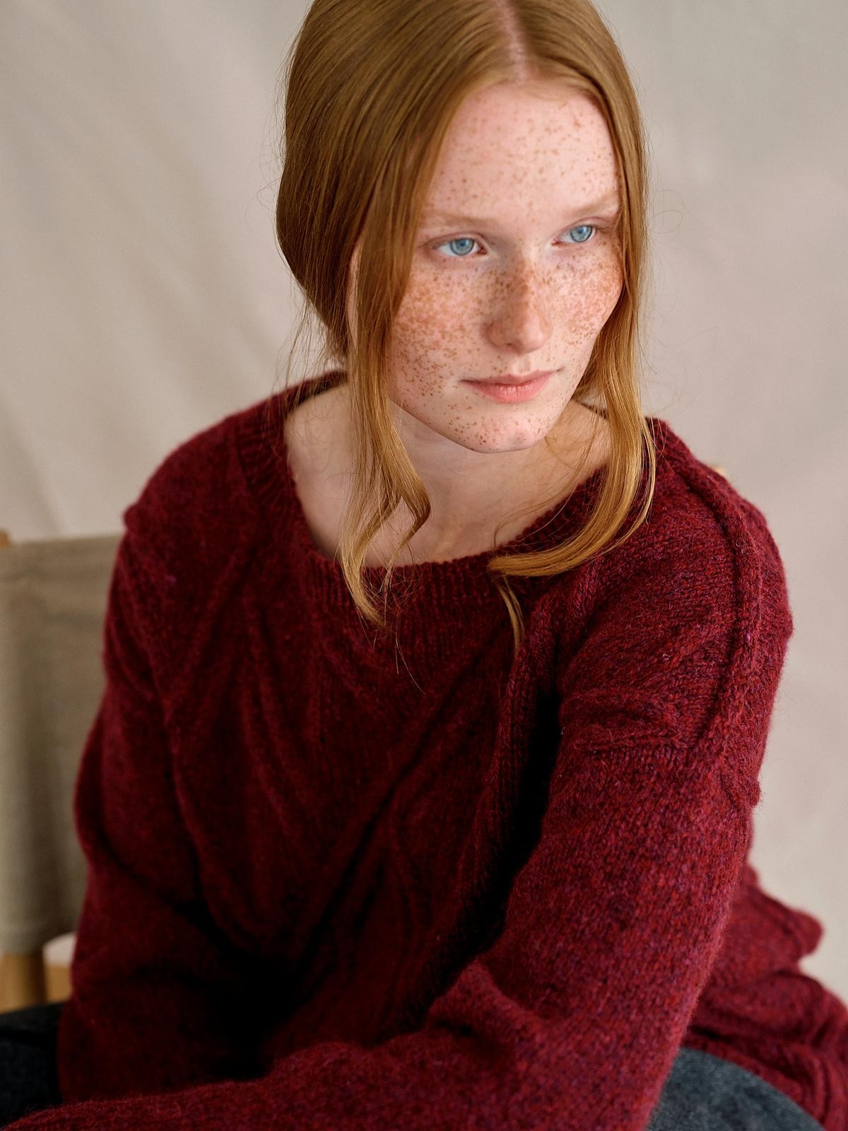 Красивый пуловер с косами спицами