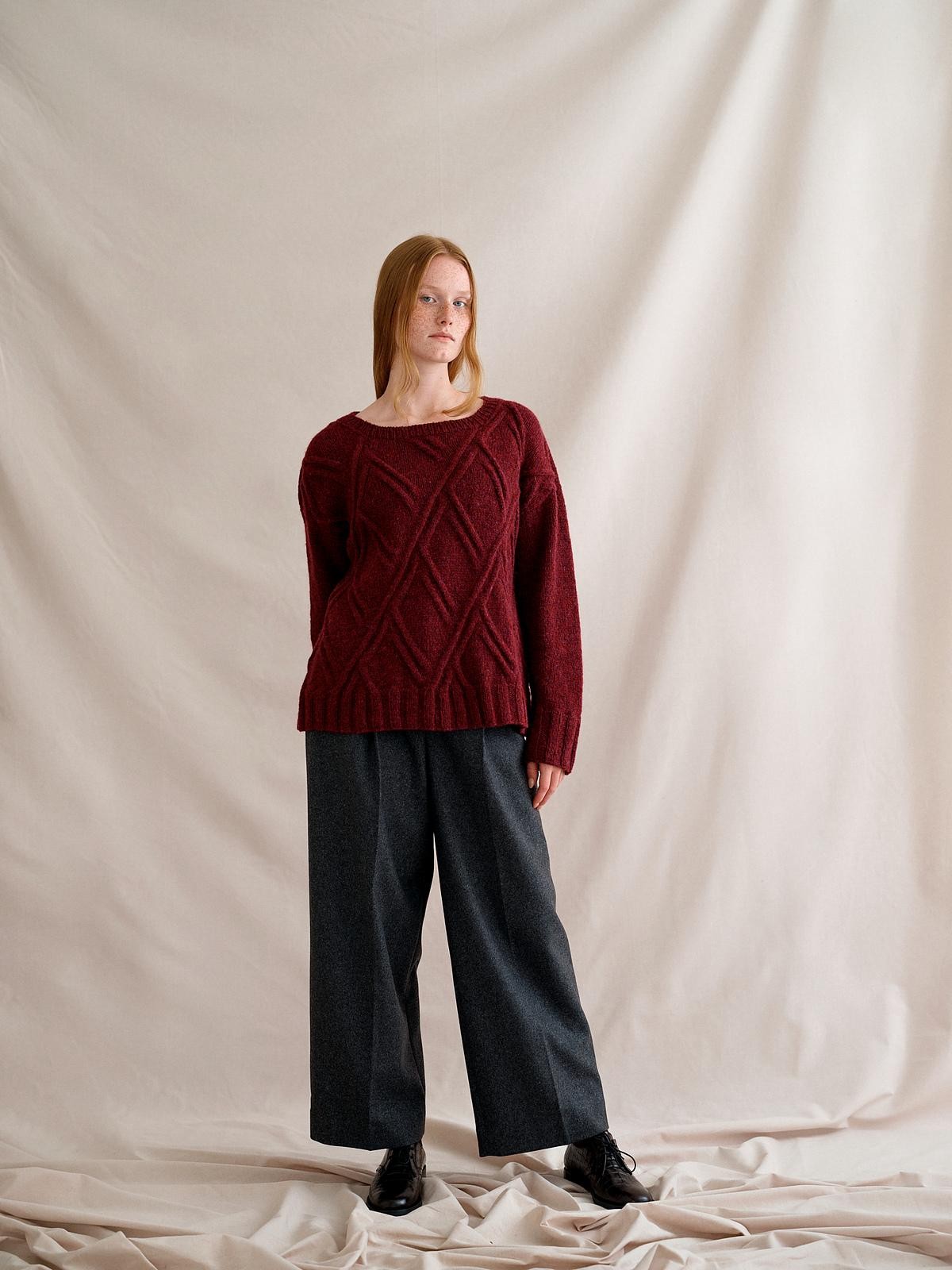 Пуловер с косами вязанный спицами снизу вверх