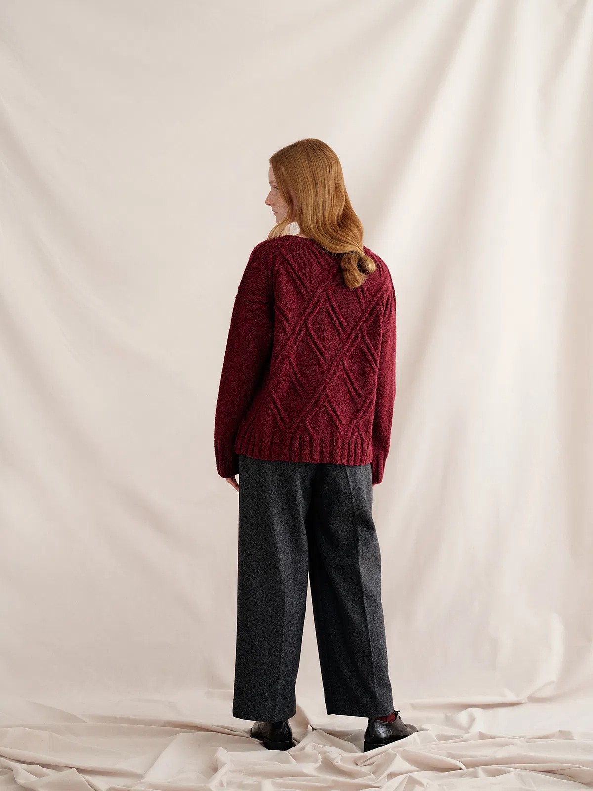 Женский пуловер изнаночной гладью с косами