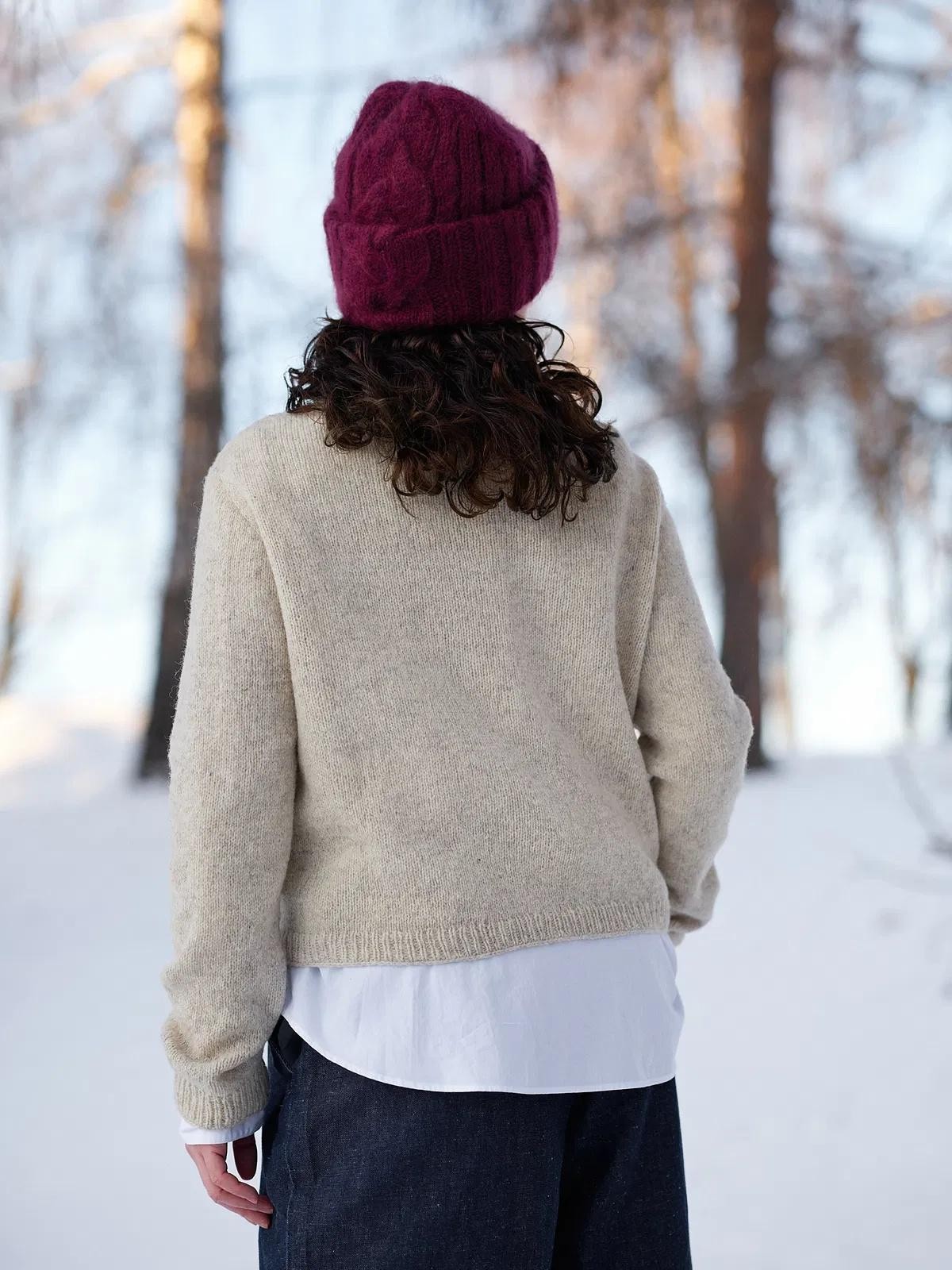 Красивая шапка с широкой косой по центру