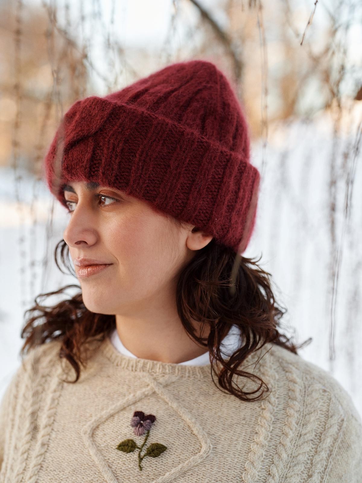 Теплая шапка из мохера для холодного сезона