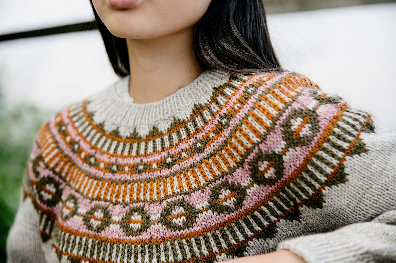 Жаккардовая кокетка пуловера в технике fair isle
