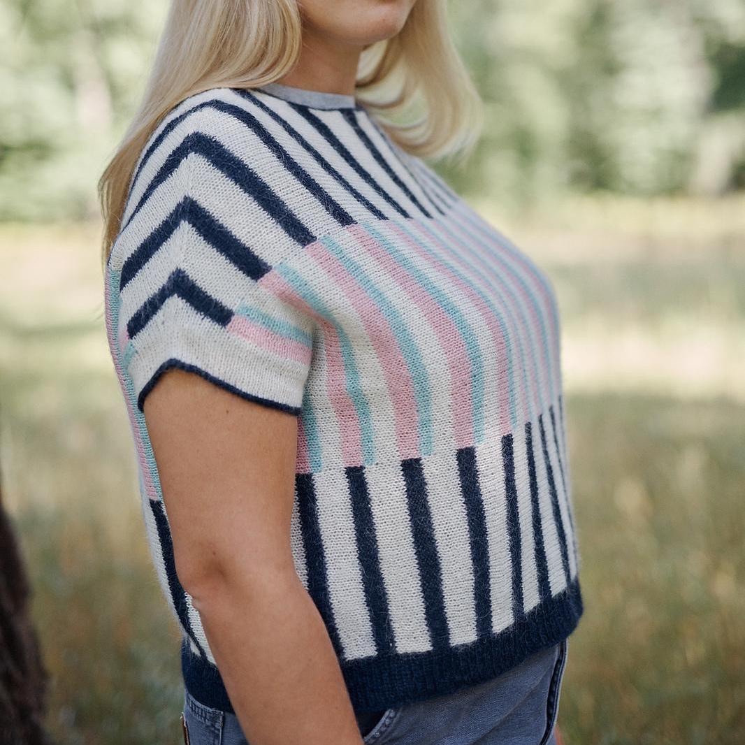 Безрукавка спицами поперек с полосками интарсией Dagdrom
