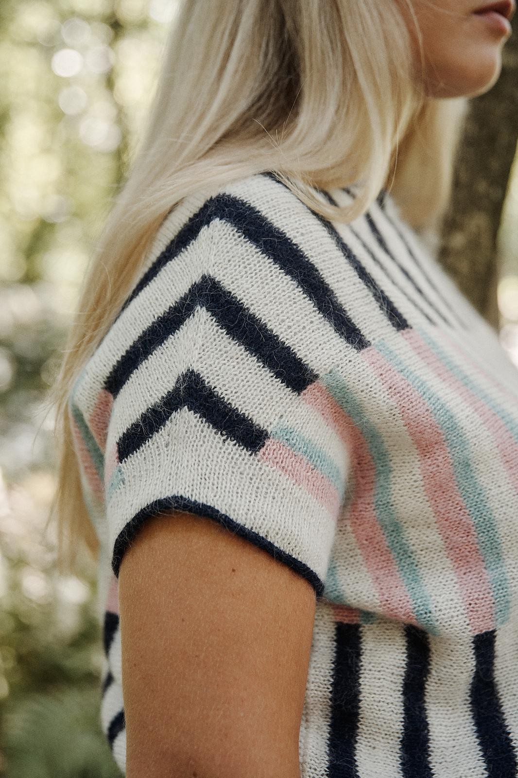 Топ со спущенным плечом спицами