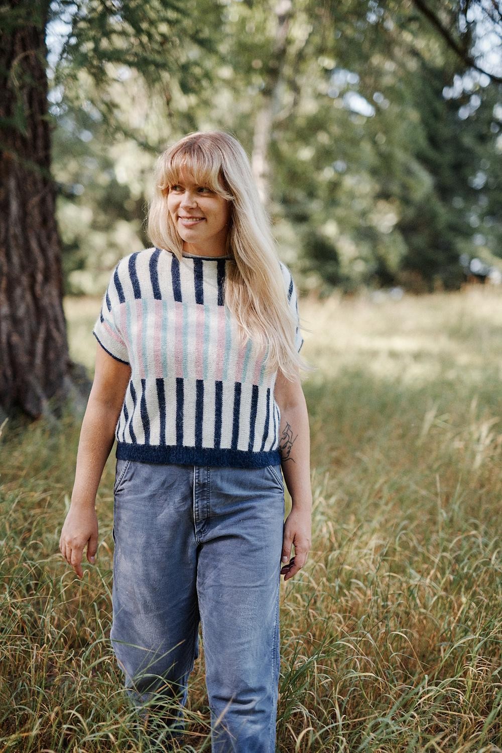 Топ с полосками контрастного цвета