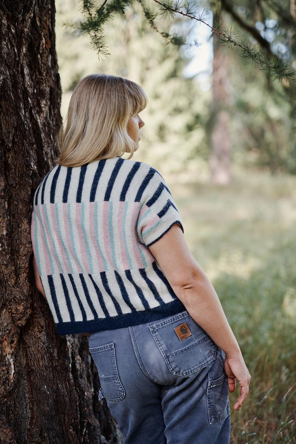 Топ с полосками и контрастной отделкой спицами