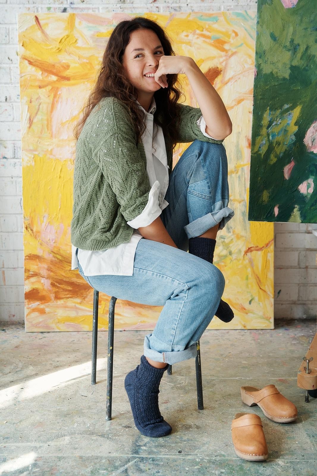 Кардиган с интересными элементами дизайна, связанный спицами