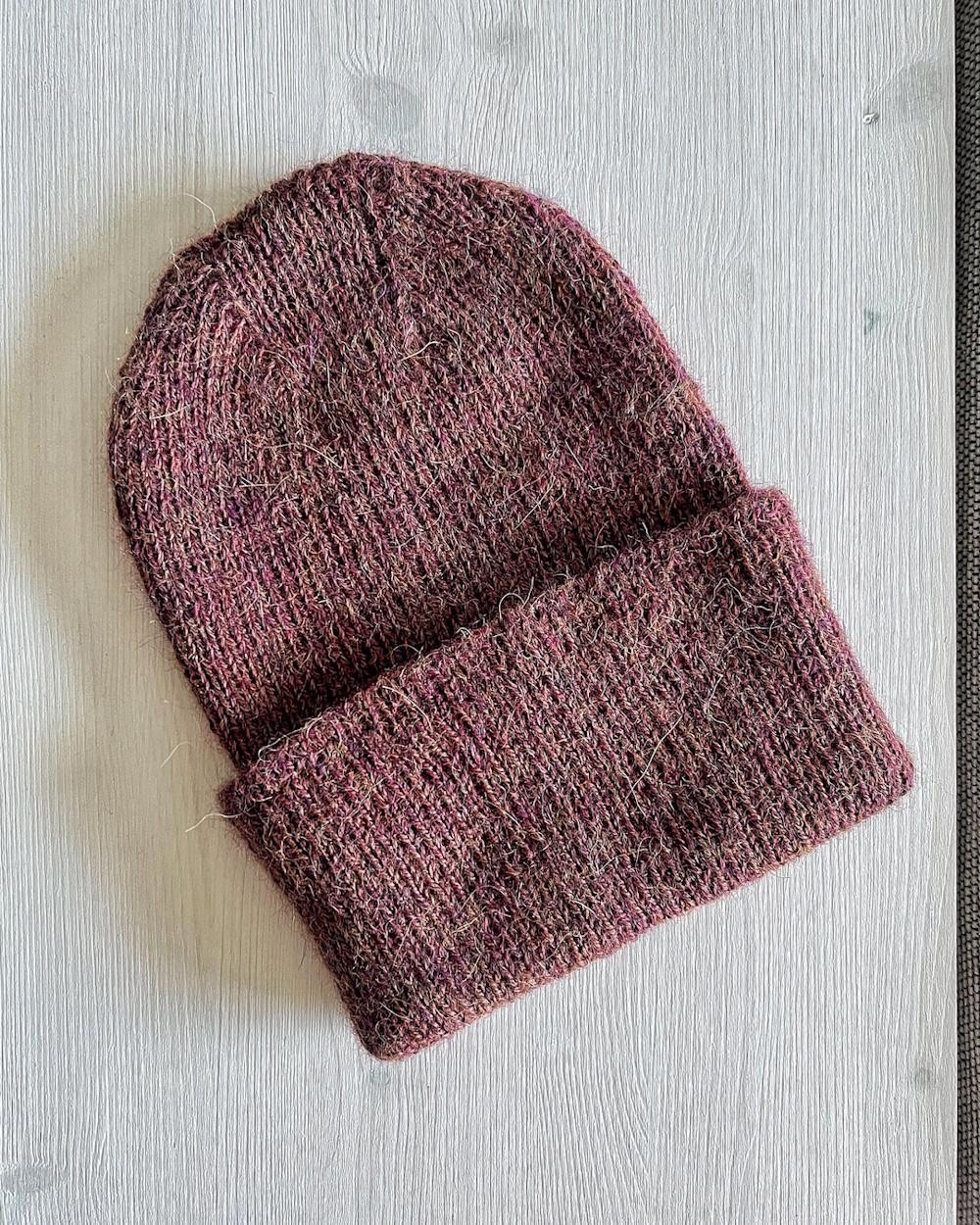 Шапка спицами с макушкой лопатой