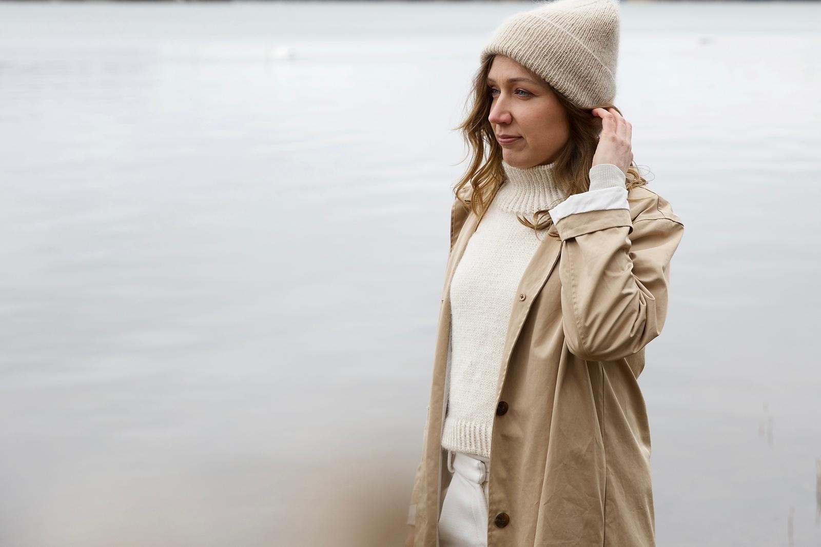 Шапка спицами с интересной макушкой