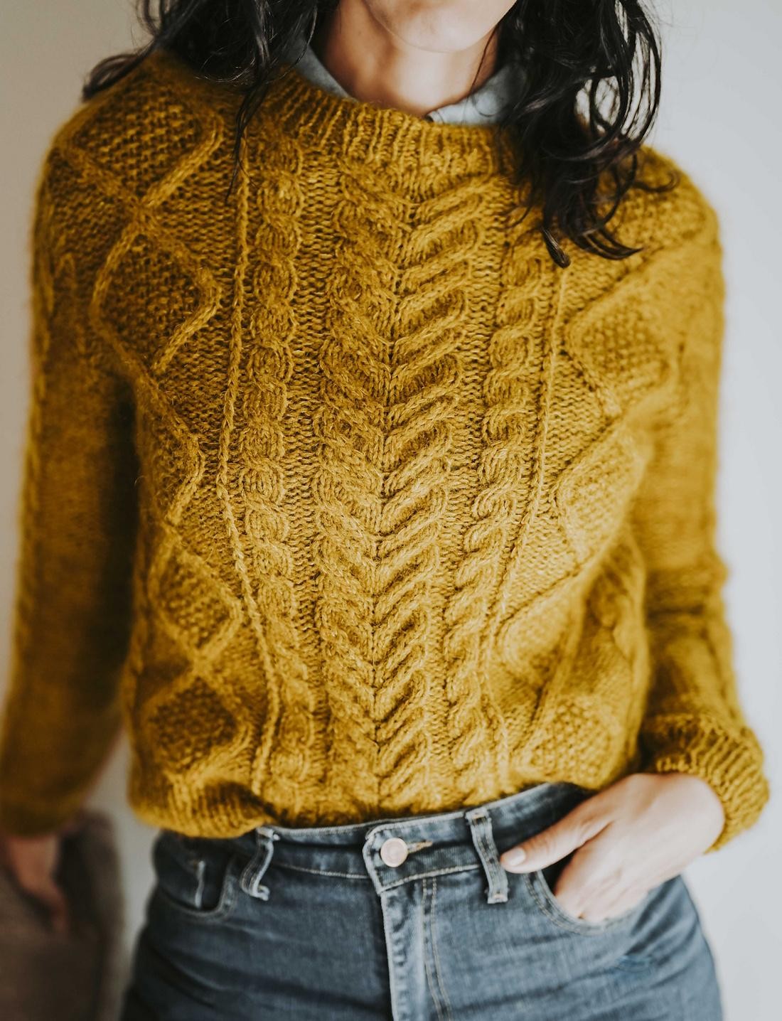 Стильный пуловер с косами спицами