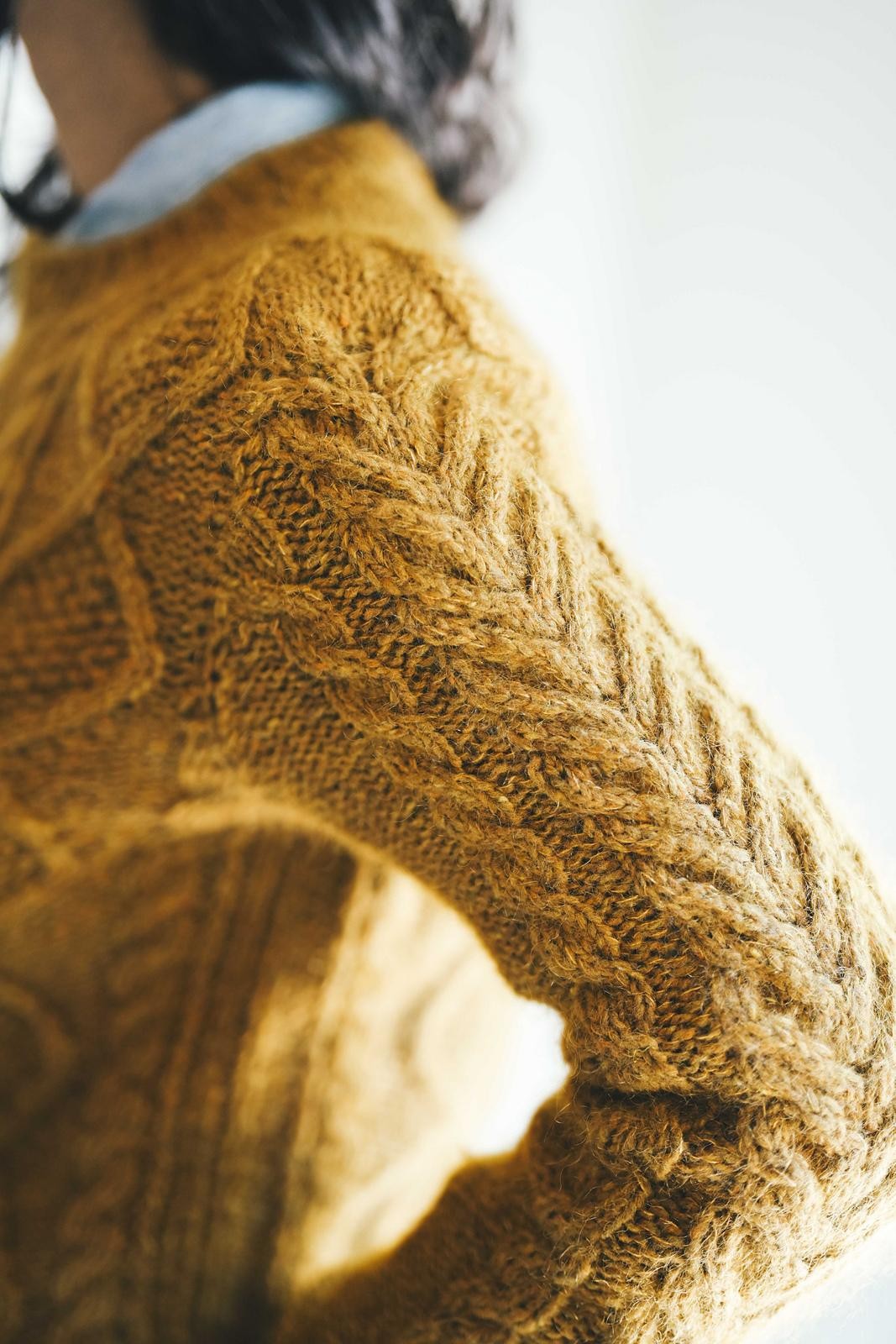 Пуловер с рукавами, связанными от проймы