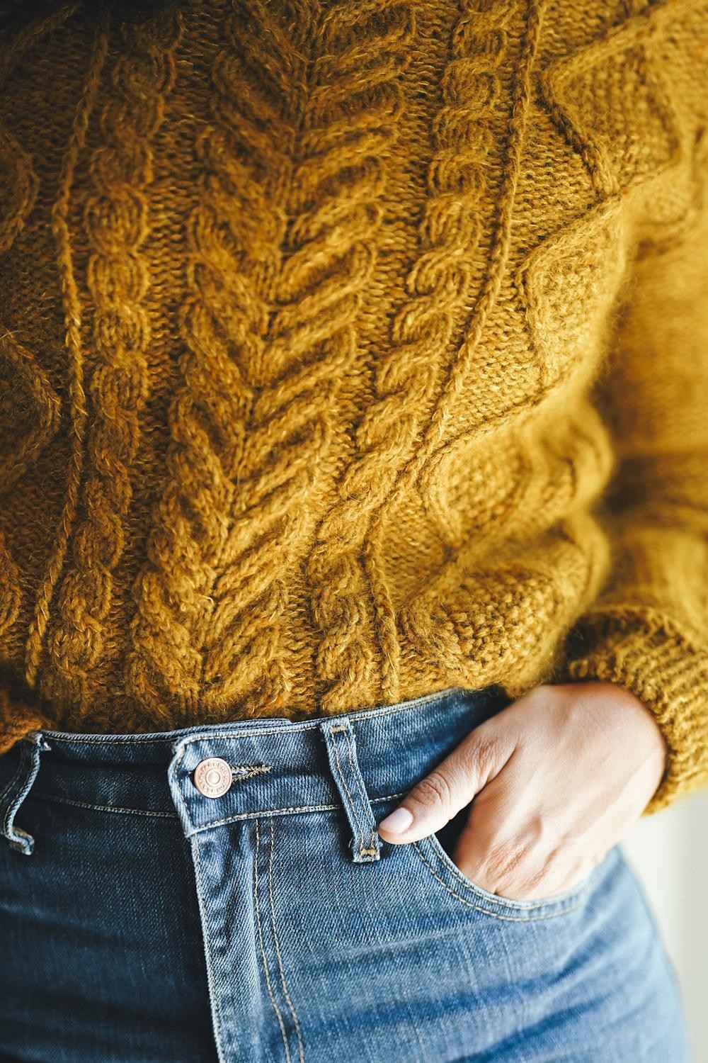 Красивый пуловер с узорами спицами