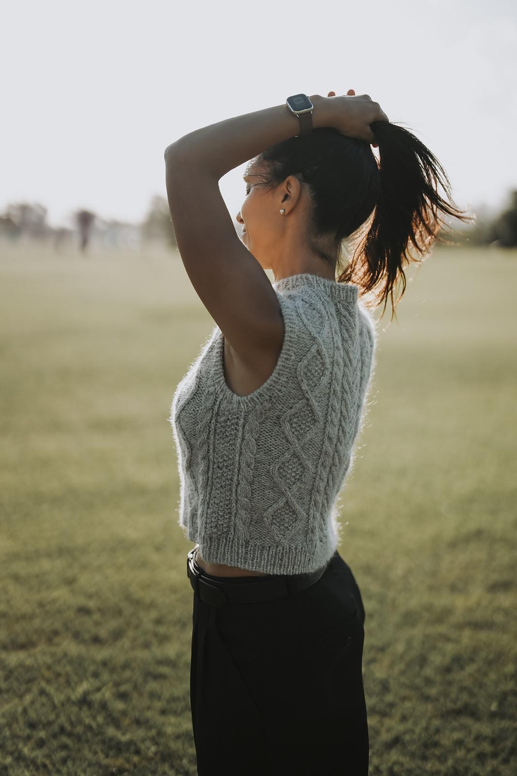 Стильная безрукавка спицами из толстой нити