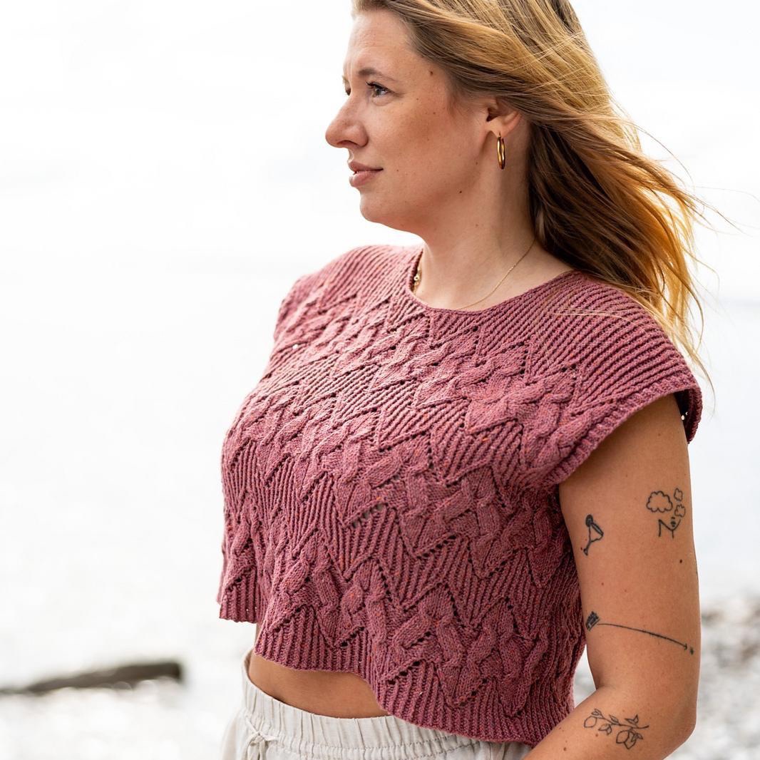 Нежный топ спицами для летнего сезона